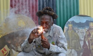 Bunny Wailer nunca levou a sÃ©rio a proibiÃ§Ã£o, mas agora pode acender seu cachimbo em paz.