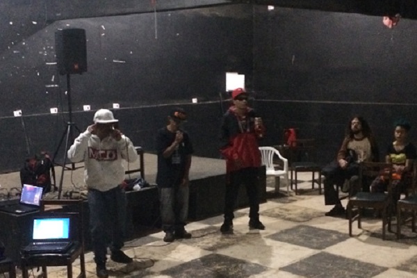 Apresentação do grupo de hip-hop Comunidade Carcerária.